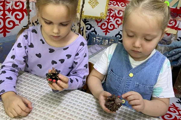 «Осенний ёжик: чудеса из пластилина и шишек» - фото 2 из 4