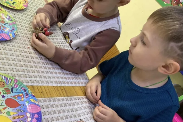 «Осенний ёжик: чудеса из пластилина и шишек» - фото 3 из 4